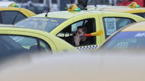 Șofer de taxi covăsnean, amendat cu 2.000 de lei de Protecția Consumatorilor / Mașina era murdară și deteriorată