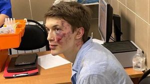 Un jurnalist rus critic la adresa regimului Putin a fost atacat la Moscova și rănit grav la cap