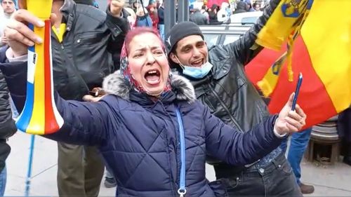 VIDEO și FOTO Cum arată protestul partidului extremist AUR cu doar 1.200 de oameni, organizat în plin război pornit de Rusia la granița României. Simion promisese că strânge zeci de mii de oameni