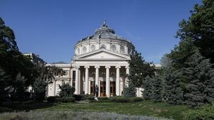 Eugen Tomac la RFI: "Ciolacu nu ar avea nicio șansă în fața lui Nicușor Dan în cursa pentru Primăria Capitalei"