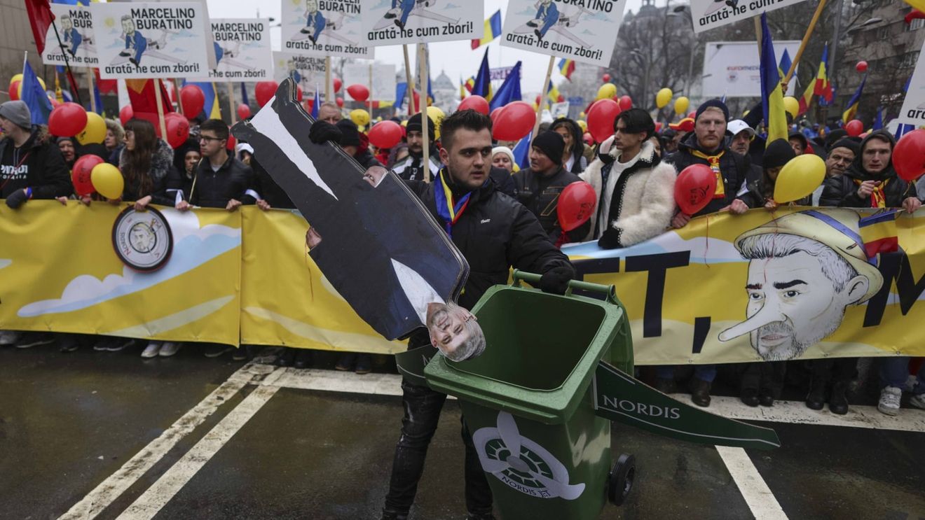 VIDEO Câteva zeci de mii de oameni au participat la mitingul pro-Georgescu organizat de AUR în Piața Victoriei / Moment tensionat în Piața Victoriei, îmbrânceli între protestatari și jandarmi / George Simion: Covrigarul de la Buzău trebuie să plece azi / Călin Georgescu: Ciocoii vechi și noi vor să-mi blocheze iar candidatura