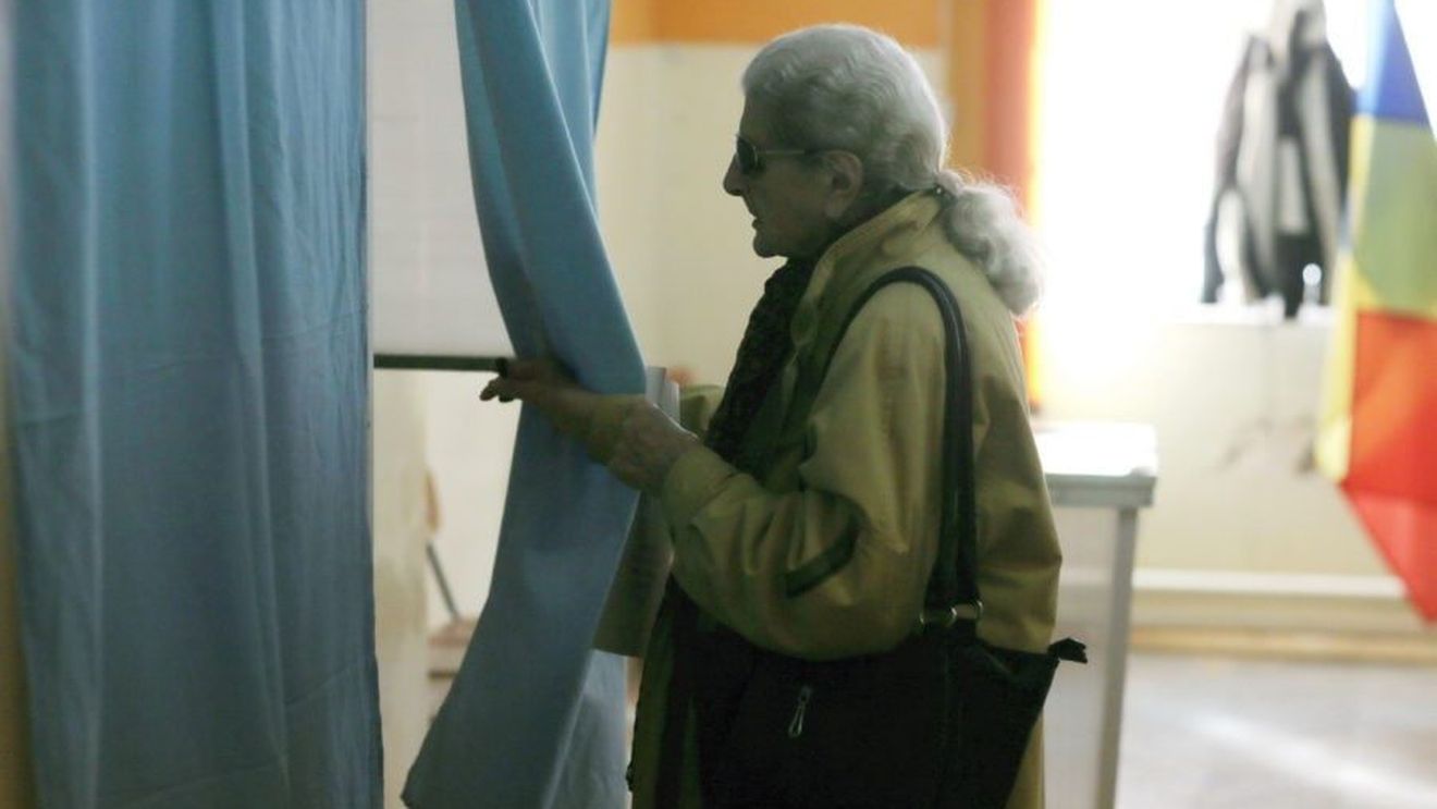 Record negativ de prezență: Mai puțin de 6% dintre români au votat în prima zi de referendum / Filmul zilei: SMS-uri de la mănăstire, oameni care nu au votat crezând că se legalizează adopția de copii de către gay, politicieni care au făcut campanie