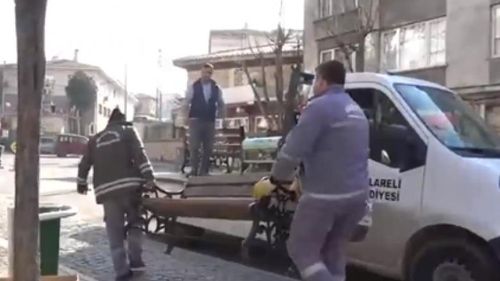 Băncile au fost luate de pe străzi în mai multe orașe din Turcia, după ce oamenii au refuzat să stea în case