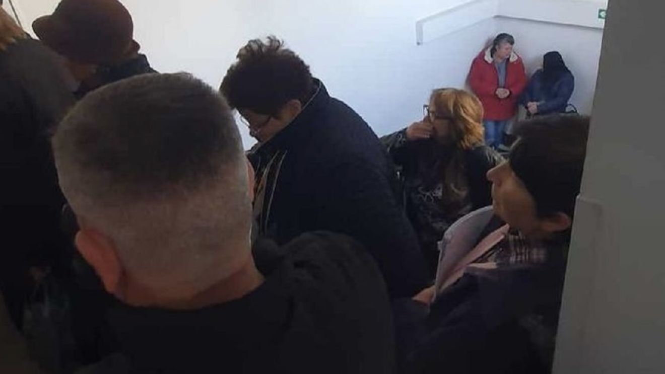 Bolnavii de cancer, nevoiți să stea la coadă, cu orele, pe treptele Spitalului Schuller din Ploiești / Medic: ”Acesta este spațiul de care dispunem, nu avem ce face”
