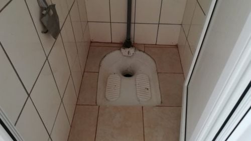 Un deţinut reclamă că la Penitenciarul Iaşi toaletele nu au vas WC tip scaun englezesc. A cerut 150.000 euro despăgubiri, considerându-se torturat