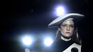 VIDEO Săptămâna Modei de la Paris: Stella McCartney a prezentat o colecţie total vegană, Marine Serre a ales decorul unei pieţe, o defilare a avut loc în biserică