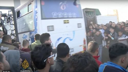 În Egipt, un convoi de ajutoare așteaptă de ore întregi să intre în Gaza prin trecerea Rafah / Procesarea e lentă pentru că atât Egipt cât și Hamas și Israel își exercită grade diferite de control cu privire la cine și ce poate intra în Gaza