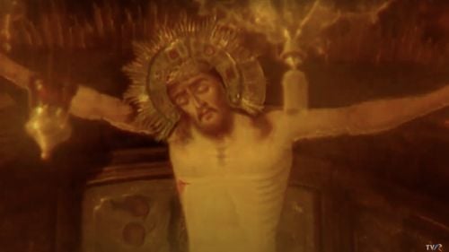 Ultima zi din Săptămâna Mare: Se pomeneşte despre îngroparea trupului lui Iisus. În noaptea Învierii, ţăranul român lua pasca, dar şi alte alimente pe care le îndesa într-o desagă spre a fi sfinţite la biserică