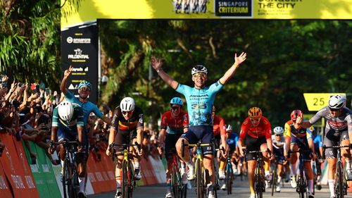 VIDEO Imagini emoționante - Mark Cavendish, omagiat de adversari la ultima cursă din cariera / Sprinterul a încheiat-o câștigător