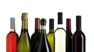 STUDIU Băuturile din recipientele de sticlă au mai multe microplastice decât cele din plastic / De vină ar fi o vopsea folosită pentru capace / ”Ne așteptam la rezultatul opus”