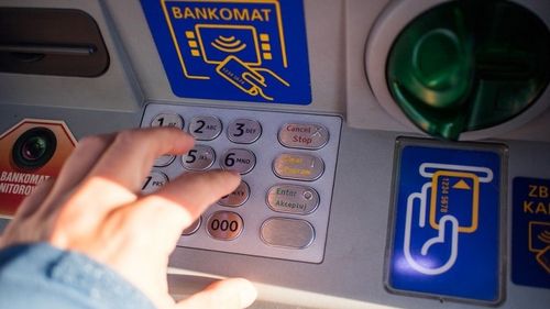 Un tânăr de 19 ani, din Arad, prins după ce a furat un bancomat de cryptomonede din Timişoara / Prejudiciu de aproape 300.000 de lei