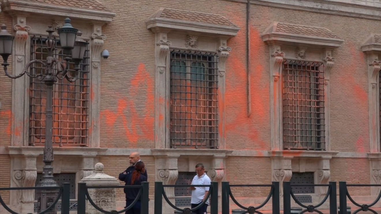 Ecologiști din "Next Generation" au vandalizat sediul Senatului de la Roma, după ce au aruncat cu vopsea portocalie pe fațada Palatului Madama
