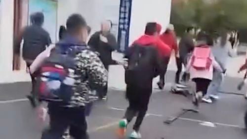 Un șofer a intrat cu mașina într-o mulțime de oameni aflați în fața unei școli din China, mai mulți elevi și adulți au fost răniți / Este al treilea incident similar în ultimele două săptămâni