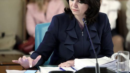 VIDEO Anchetă solicitată de Monica Anisie, după apariția unui filmuleț în care o profesoară din Borșa lovește elevi