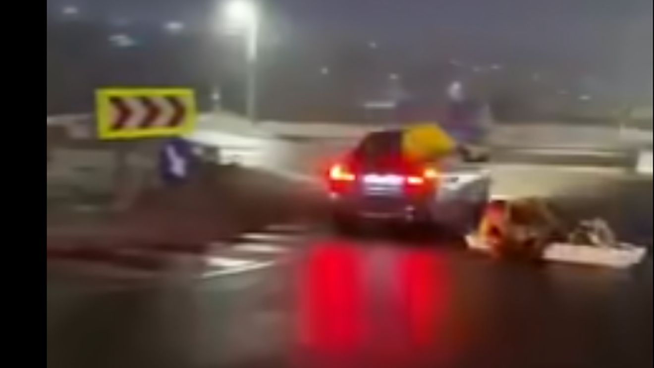 VIDEO Un şofer a fost filmat în noaptea de Revelion în timp ce se învârte cu maşina într-un sens giratoriu din judeţul Iaşi având legat un sicriu în care se află doi tineri mascaţi