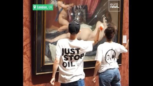VIDEO Vandalism în numele protecției mediului: Membri ai mișcării Just Stop Oil au atacat cu ciocane un tablou de Velázquez de la Galeria Naţională din Londra