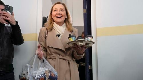 Elena Lasconi afirmă că în ianuarie nu a avut bani de rate şi că nu are bani de air-fryer cum îşi doreşte / Are salariu de 11.000 de lei, dar nu l-a încasat în totalitate, având inclusiv concediu fără plată