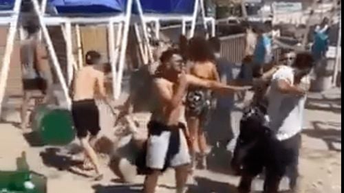 VIDEO Câțiva tineri s-au bătut în Vama Veche. Imaginile au apărut pe o rețea de socializare. Poliția face cercetări