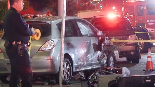 UPDATE O mașină a intrat cu viteză într-o mulțime adunată în fața unui local de noapte din Los Angeles / Peste 30 de răniți și șoferul reținut după ce a fost rănit de glonț
