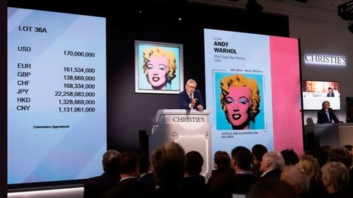 Un portret al lui Marilyn Monroe, realizat de Andy Warhol, a fost vândut la licitație pentru suma record de 195 de milioane de dolari