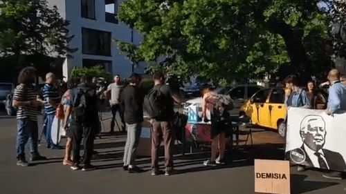 VIDEO Protest inedit în fața Ministerului de Externe: Câteva zeci de persoane au improvizat o urnă și stau la coadă la vot / Oamenii cer demisia lui Teodor Meleșcanu