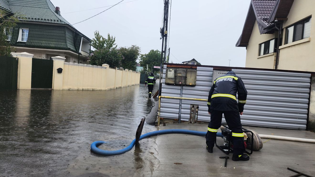 Cod roşu de inundaţii – Apa a pătruns în curtea unui cămin de bătrâni din Suceava - FOTO
