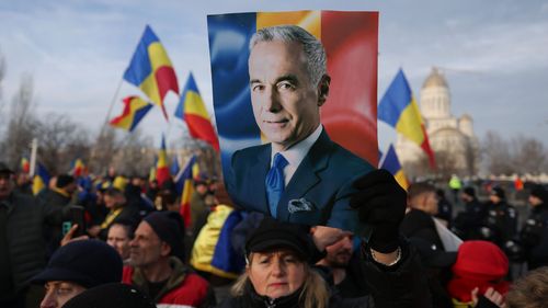 UPDATE Trei suporteri din galeria FCSB, identificați de jandarmi la protest / O persoană a fost dusă la Poliție pentru că ar fi participat la violențele de duminică seară / Circa 200 de protestatari pro-Georgescu au fost în fața sediului CCR