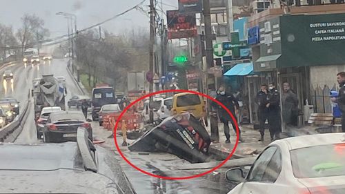 O mașină a Jandarmeriei a căzut într-un șanț săpat de muncitori pe Șoseaua Fundeni din București