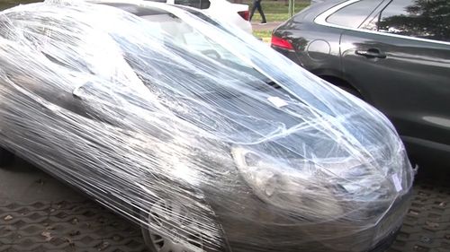 VIDEO Pauza de râs: Și-a găsit mașina împachetată în folie după o parcare neglijentă