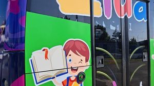 ”Autobuzul copiilor” va circula timp de 10 zile prin Brașov: muzică, baloane, dulciuri și petreceri / Transportul este gratuit  pentru copii și părinți
