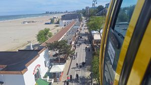 FOTO Stațiunea Mamaia în minivacanța de Paște: Aglomerație în cluburi/ ”Ronțăielile” de la tarabe, paguba restaurantelor/ Cât costă o pizza, un meniu sau o băutură răcoritoare
