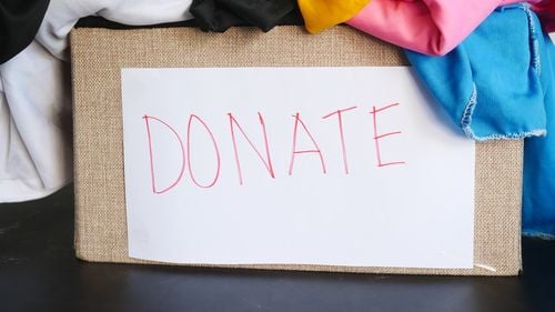 Tu ce faci cu hainele pe care nu le mai porți? 800 tone de haine donate la centrele Primăriei București, anul trecut; din care s-au aruncat 1,2 tone/ Locuri unde pot fi donate și harta reciclării