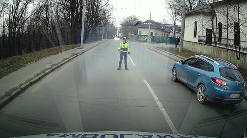 VIDEO Ambulanță oprită în Chișinău pentru a trece o coloană oficială. Reacția șoferului: „Dar sunt cu pacient!”