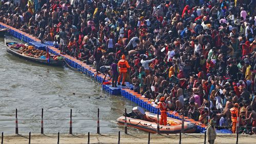 Mai multe persoane au fost ucise într-o busculadă la cea mai mare adunare religioasă din lume, care se desfășoară în India