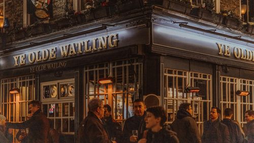 În puburile din Londra, dragostea se prezintă în PowerPoint