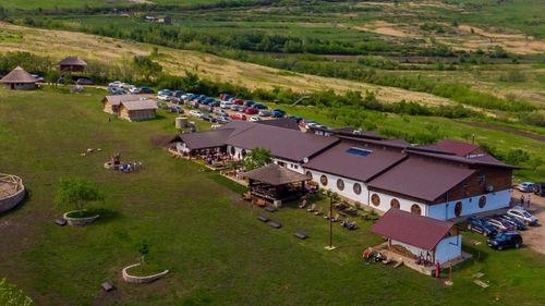 Ferma Dacilor, pensiunea din Tohani mistuită de incendiu, a făcut afaceri de 5,5 milioane de lei și un profit de 2 milioane de lei, anul trecut / Omul de afaceri Cornel Dinicu, care se prezenta drept patron, într-un interviu: „Mai greu cu autorizațiile. Dacă stăteam după ei, nu se realiza niciodată proiectul ăsta”