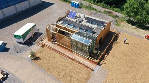 O echipă de tineri români a luat patru premii la o competiție internațională de case solare construite în scopuri educaționale. Cum arată VATRA