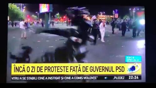 NO COMMENT Coliziunea dintre un motociclist și un jandarm care urmărea o femeie la protestul de vineri seara