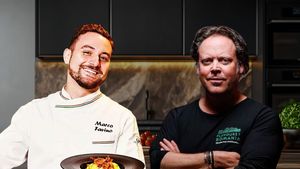 Jurnalistul Charley Ottley și chef Marco Favino au depus astăzi jurământul, după primirea cetățeniei române / Ambii promovează gastronomia locală