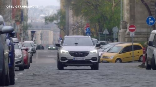 VIDEO Controverse în Ungaria după ce Opel a luat peste picior Budapesta pentru gropile de pe străzi
