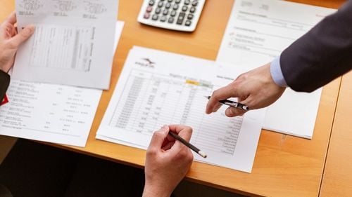 Granturi de 5.000 de euro prin programul Bursele ANIS, pentru lectorii sau asistenții universitari de până în 40 de ani, care propun cursuri noi sau actualizate, respectiv soluții pentru actualizarea laboratorului