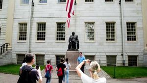 Universitatea Harvard acceptă să cedeze proprietatea unor fotografii ale unor sclavi de culoare care au servit opiniilor rasiste ale unui fost profesor, Louis Agassiz, unui muzeu pentru a pune capăt unui scandal