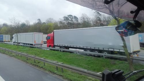 Tensiuni comerciale / Transportatorii maghiari cer intervenția autorităților acuzând că mărfurile din Ungaria sunt transportate mult sub prețul pieței de companii românești