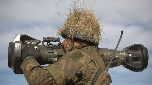 Marea Britanie a început să livreze Ucrainei noi arme ușoare antitanc, ca răspuns la „comportamentul din ce în ce mai amenințător al Rusiei”, a anunțat ministrul apărării, Ben Wallace
