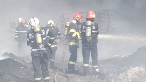VIDEO Şeful Gărzii de Mediu Bihor: Fumul toxic rezultat în incendiul de la Salonta se îndreaptă spre Ungaria