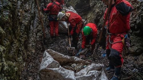 FOTO Zeci de saci cu gunoaie adunate de alpiniști, salvamontiști și voluntari pe coardă din zona turistică Padiș din Munții Apuseni
