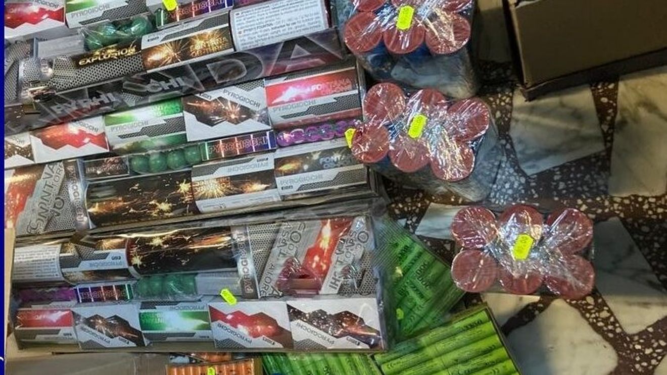 Bărbat din Vrancea, depistat de polițiști în timp ce încerca să vândă 4.500 de pocnitori și artificii