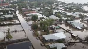 VIDEO Imaginile dezastrului: Comuna Pechea se află sub ape / Sute de persoane au fost evacuate