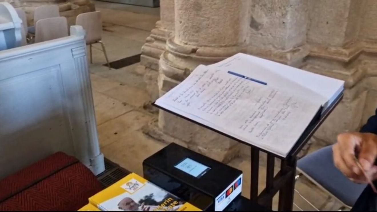 Plată cu cardul la ”cutia milei” din Catedrala Romano-Catolică din Alba Iulia. La intrarea în biserică a fost instalat un POS