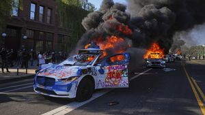 Posibilele motive pentru care mașinile electrice fără șofer Waymo sunt distruse de protestatarii din California: Ar fi fost folosite pentru supravegherea populației și sunt asociate cu mogulii tehnologiei